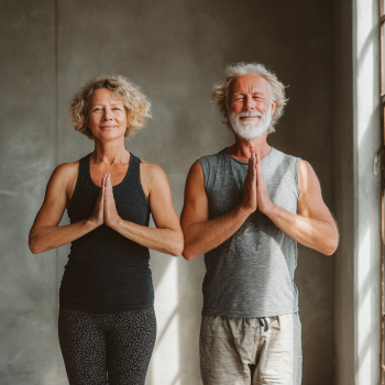 Група літніх людей займається йогою разом